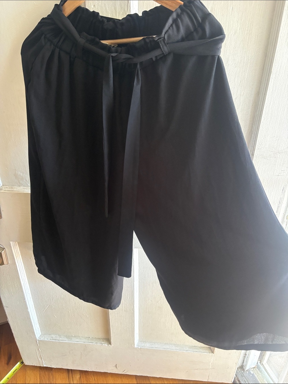 NWT Lily White Black Ruched Waist Capris with Front Tie
